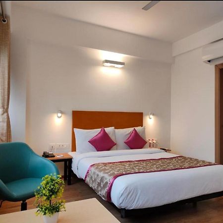 Hotel Solitaire Tower - Top Rated Area- In House Parking Vrindavan Luaran gambar